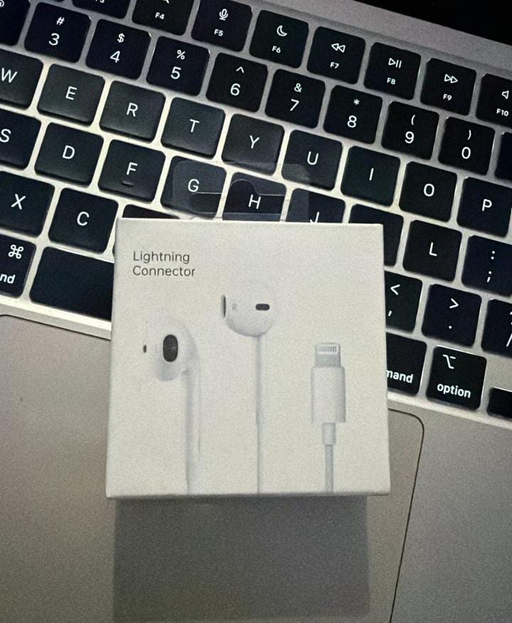 Lightning Connector Earphone – High Quality Wired Headphones for iPhone | Clear Sound & Built-in Mic